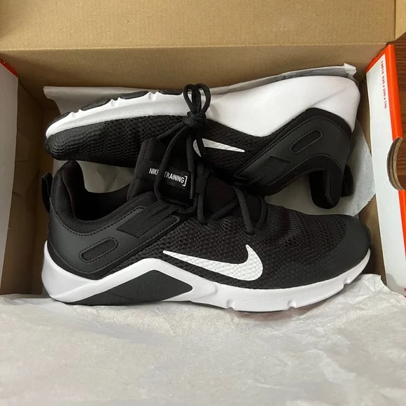 NWT Nikes Women Legend Essential (Training shoes) - Picture 1 of 5